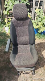 Sedadlo řidiče odpružené. - 3
