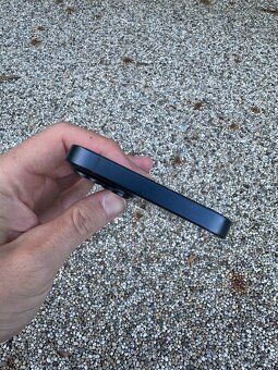 IPhone 13 - baterie 99% - 3