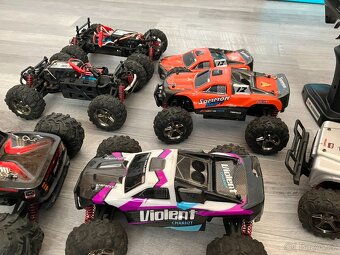 RC auta 30 kusů, karoserie, baterky, náhradní díly, ovladače - 3