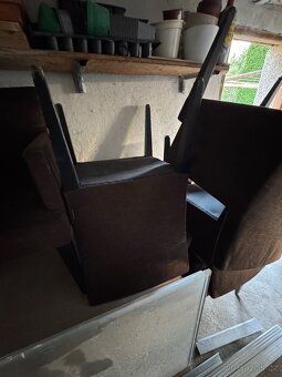 Prodám konferenční stůl z masivu + 6 čalouněných židlí - 3