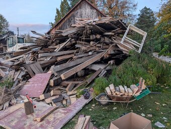 Darují dříví na palivo z demolice roubenky - 3