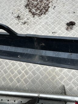 Škoda Kamiq přední rámeček masky černý - 3