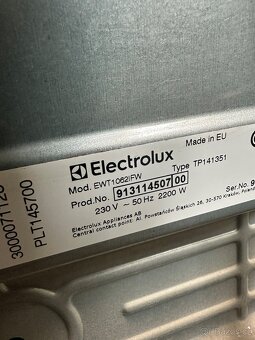 Prodám pračku Elektrolux EWT1062IFW, horní plnění - 3