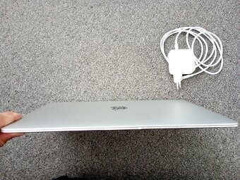 MacBook Air 13 palců Apple M1 chip 8 GB RAM 256 SSDx 30 cyk - 3