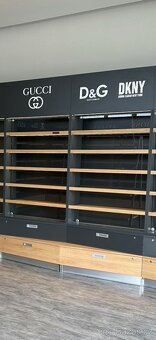 Obchodní regál s posuvným sklem, LED osvětlením a zásuvkami - 3
