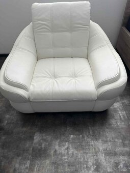 Krásné koženkové křeslo - 3