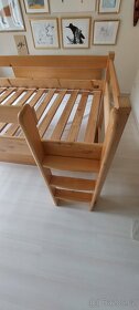 Dřevěná vyšší postel v perfektním stavu - 3