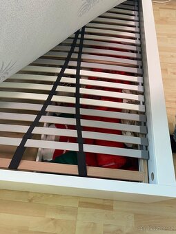 Prodam postel s úložným prostorem, rámem, matraci IKEA MALM - 3