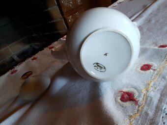 STAROŽITNÁ PORCELÁNOVÁ KONVIČKA NA ČAJ S MALOVANÝMI KVĚTY - 3