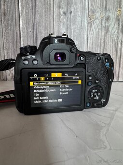 Canon EOS 77D + Grip - 3