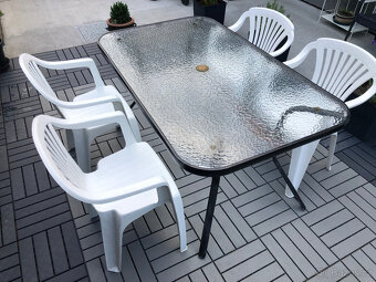 Zahradní stůl (kov,sklo) + 4ks plastové židle, slunečník - 3