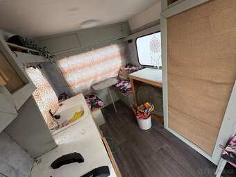 Retro karavan s papíry – renovovaný interiér - 3