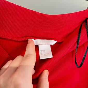 Červená mikina zakoupená v H&M - 3