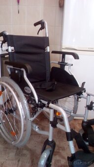INVALIDNÍ VOZÍK-46CM-ODLEHČEN-BRZDY PRO DOPROVOD - - 3