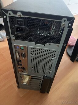 Počítač s monitorem - 3