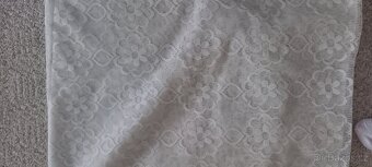 záclony,ušité do pravid. záhybů v šířce 1,5 m,délka 2,40 cm - 3
