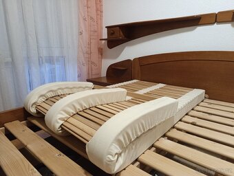 Masivní manželská postel, noční stolky, poličky - 3