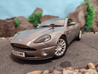 prodám model 1:18 aston martin vanquish - 3