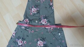 Džínová sukně s laclem a s růžičkami vel. XS nebo 34 zn. H&M - 3