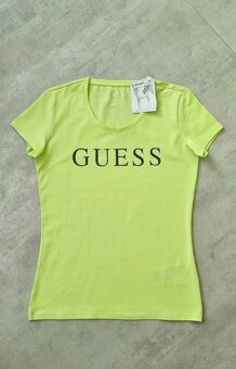 Světlezelené dámské tričko Guess - 3