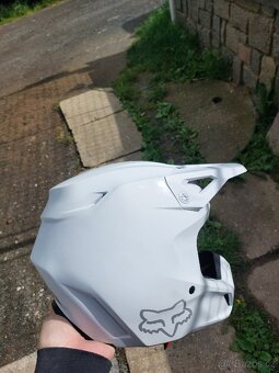 Fox helma v1 bílá - 3