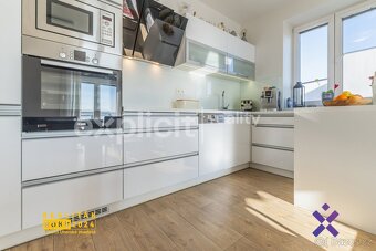Prodej bytu 3+kk 65 m2 s vlastní zahradou 127 m2 a dvěmi stá - 3