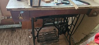 Starožitný šlapací šicí stroj Gritzner – kompletní, zachoval - 3