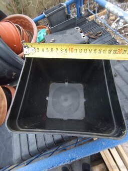 Plastové kontajnetry,květináče.3L - 3