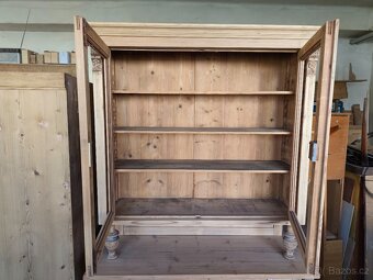 STARÝ SLOUPKOVÝ KREDENC - 3