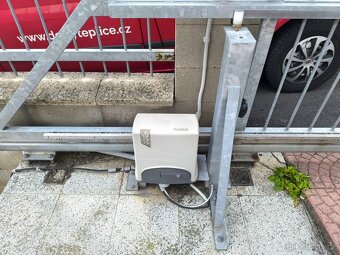 Plot-samonosna posuvná brána i s motorem+plotové pole 4x - 3