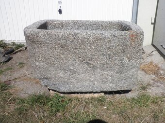 stará kamenná žulová stírka kaménka napaječka koryto - 3