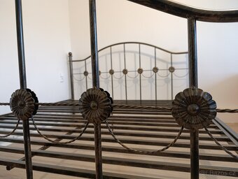 Kovová ručně zdobená manželská postel 180x200 - 3