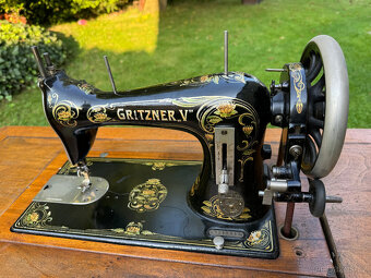 Robustní litinový šicí stroj Gritzner „V“ z roku 1920 - 3