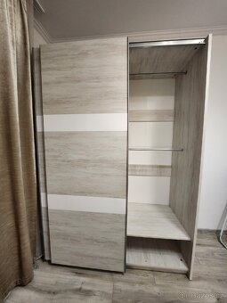 Moderní šatní skříň s posuvnými dveřmi – NOVÁ - 3