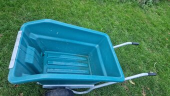 Výklopný dvoukolový vozík 250l v hodný do stájí - 3