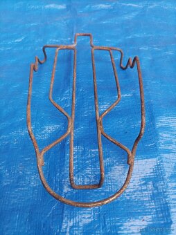 Kovový stojánek pod starou žehličku - 3