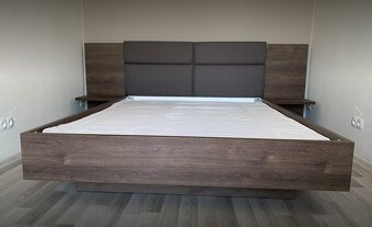 Nová designová postel, 2x noční stolek, rošty a matrace - 3