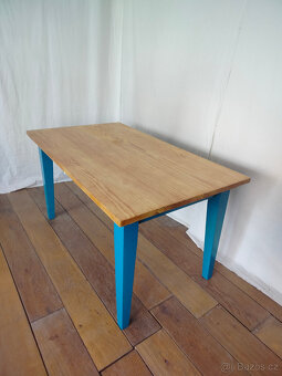 Dřevěný jídelní stůl - 3