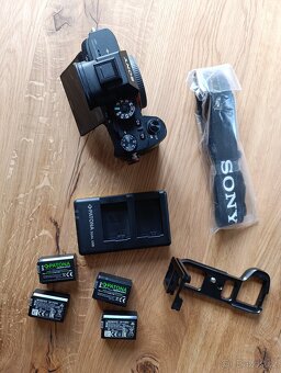 SONY A7RII + 4x baterie + kovový grip - 3