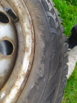 Twingo dva kola co zbyly...145/70 R13 zimní cena za oba - 3