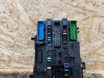 POJISTKOVÁ SKŘÍŇ OPEL 13268287 / 5DK008669-25 - 3