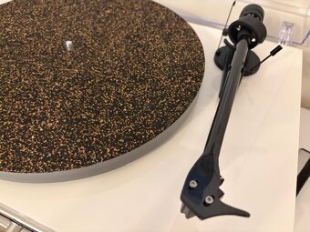 Prodám gramofon Pro-ject Debut Carbon DC akryl - 3