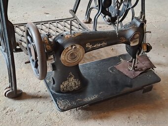 starý šicí stroj - 3