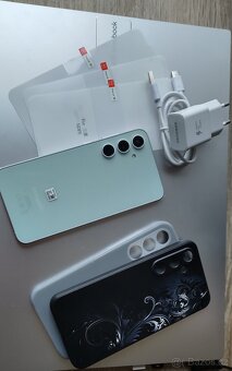 Samsung S23Fe v perfektním stavu s kryty a ochranou displeje - 3