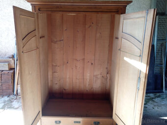 Nabízím starožitné krásně zdobené skříně - 3