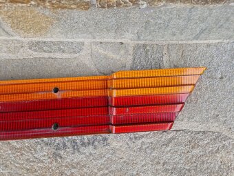 Mercedes Benz w124 - odrazka kufru - - 3