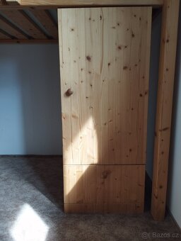 Vyvýšená postel se skluzavkou a úložné skříně - 3