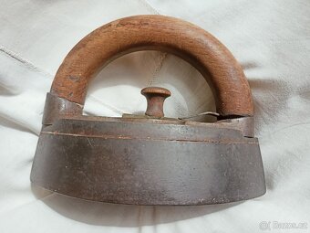 žehlička litinová stará - 3