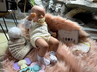 Luxusní realistická panenka v kulichu N.O.V.Á. - 3