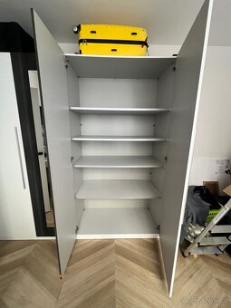 Šatní skříň se zrcadly - 3
